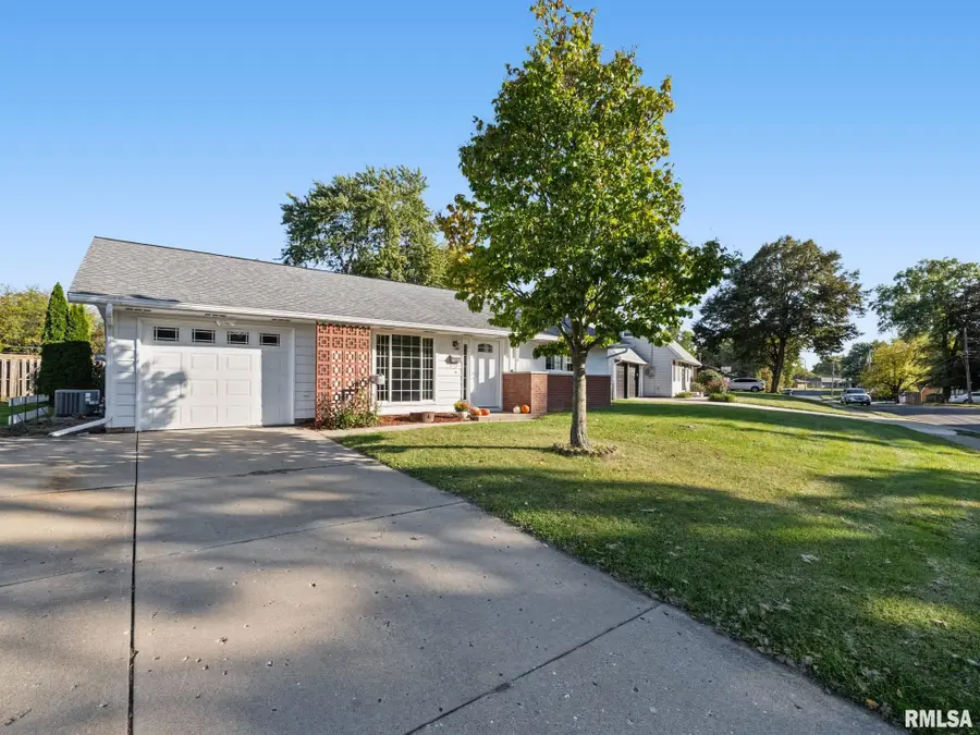 1704 Saint Clair Drive, Pekin, IL 61554 - #2