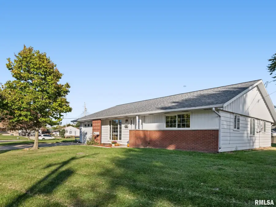 1704 Saint Clair Drive, Pekin, IL 61554 - #3