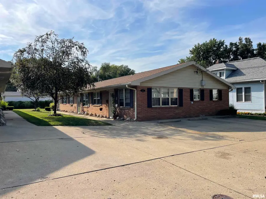 631-633 S 11th Street, Pekin, IL 61554 - #2