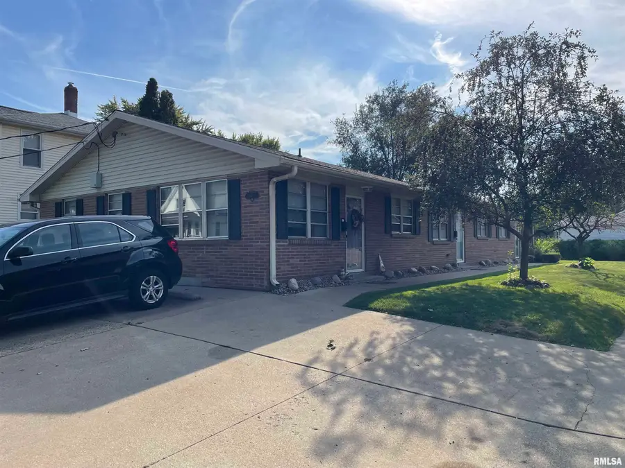 631-633 S 11th Street, Pekin, IL 61554 - #3