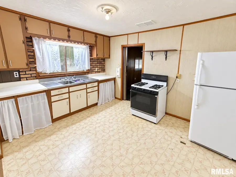 500 E Atkins Street, Elkville, IL 62932 - #2