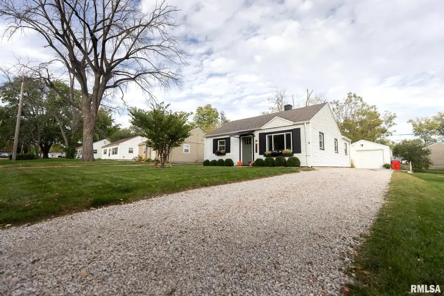 5208 N Roberts Road, Peoria Heights, IL 61616 - #2