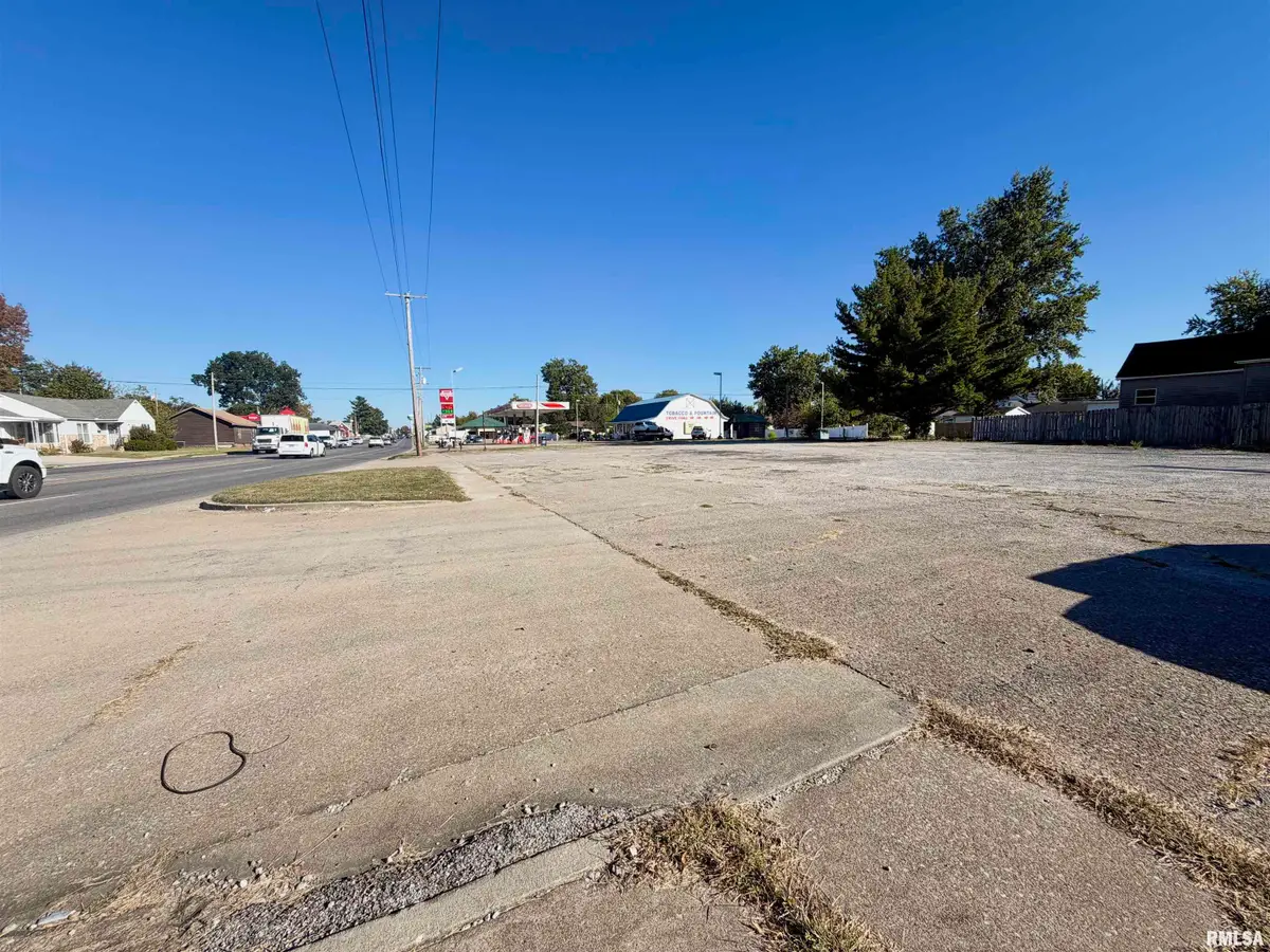 303 E Deyoung Street, Marion, IL 62959 - #1