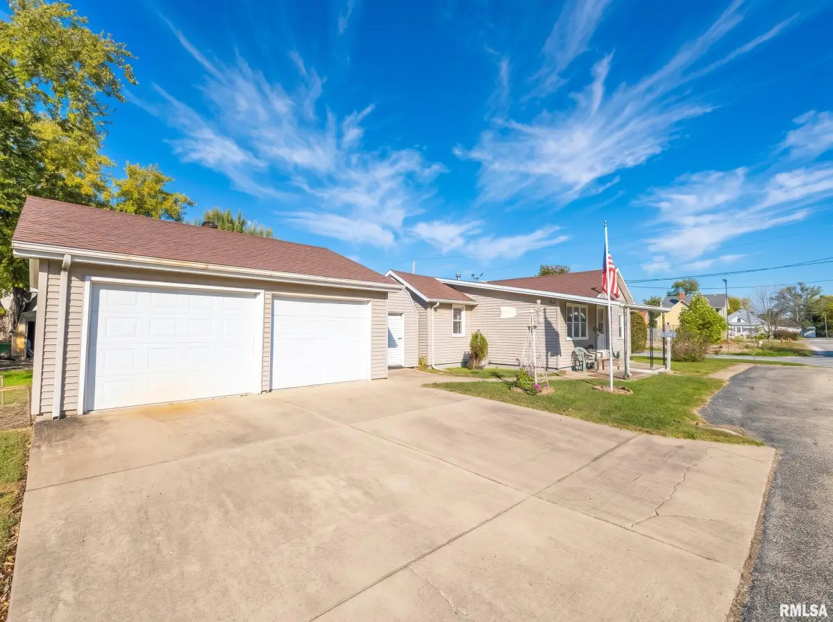 624 S Adams Street, Lewistown, IL 61542 - #1