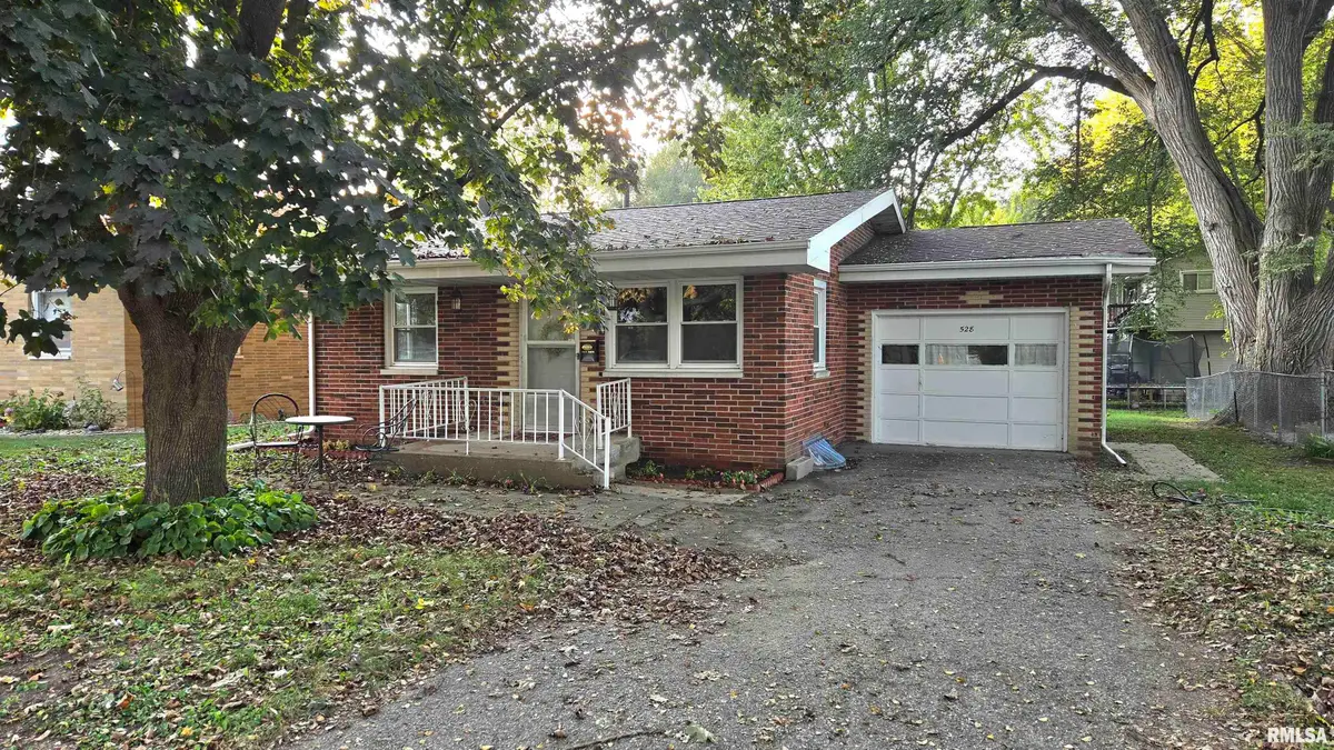 528 N 10th Avenue, Canton, IL 61520 - #1