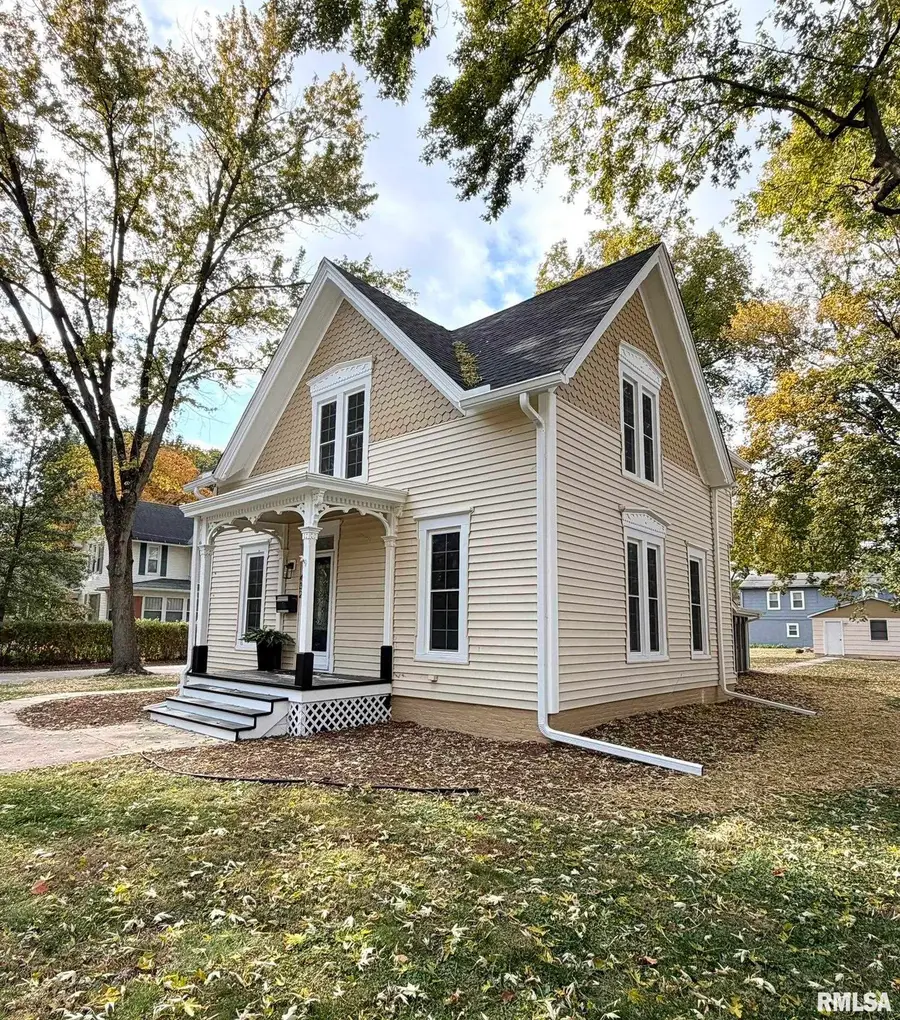 432 S Randolph Street, Macomb, IL 61455 - #3