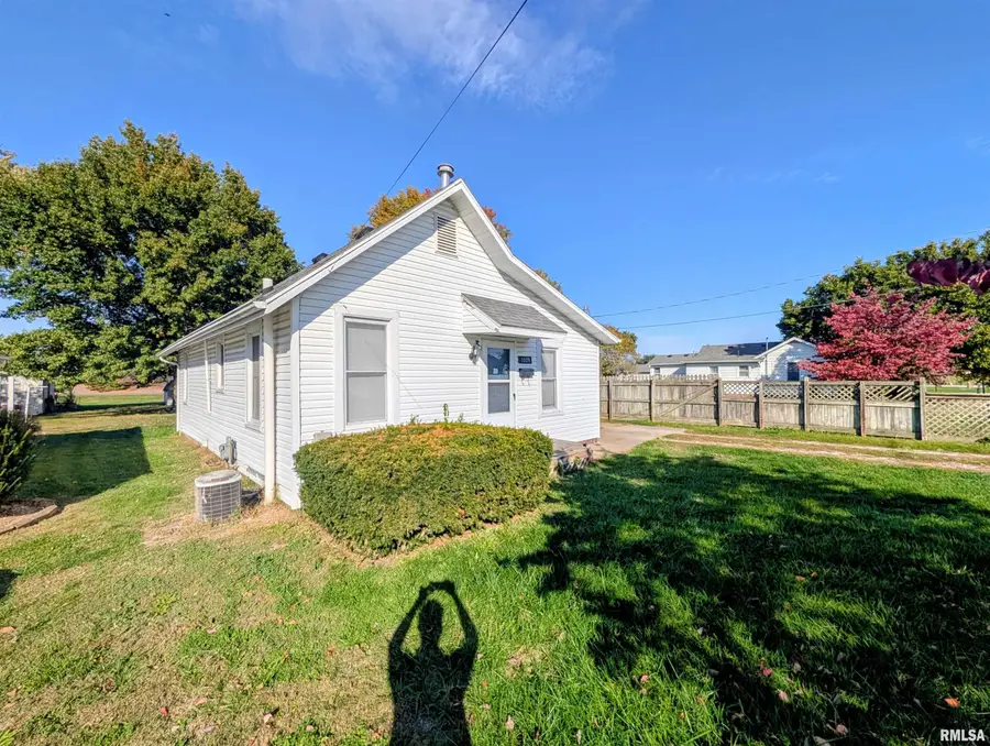 1028 E Oak Street, Macomb, IL 61455 - #2