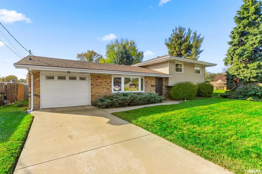 2120 Hillcrest Avenue, Pekin, IL 61554 - #2