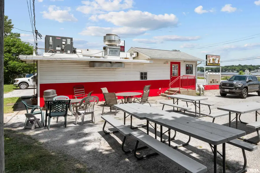 1204 N Cody Road, Le Claire, IA 52753 - Image #2