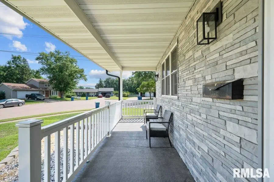 711 Scott Court, Camanche, IA 52730 - Image #2