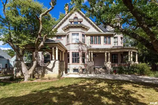 1102 College Avenue, Davenport, IA 52803