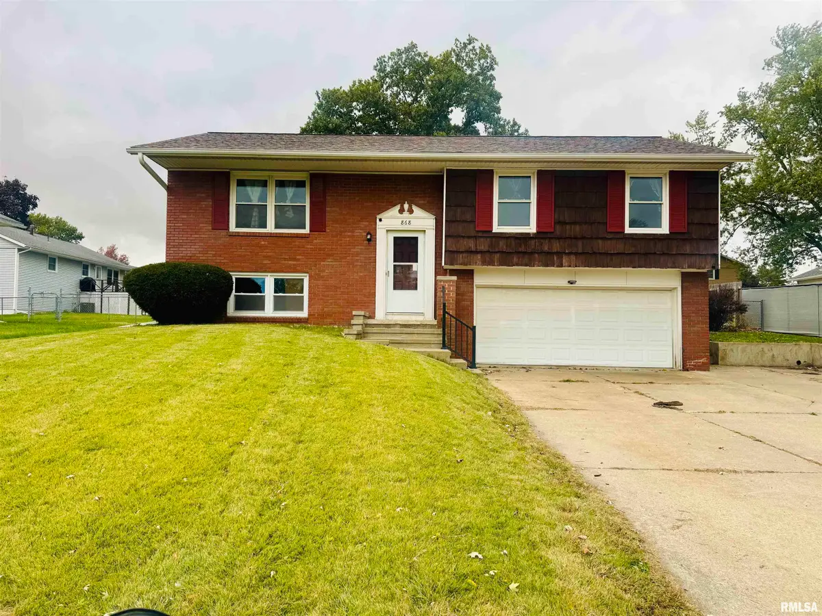 868 16th Avenue Northwest, Clinton, IA 52732 - #1