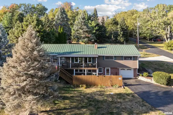 6887 Colonial Avenue, Bettendorf, IA 52722