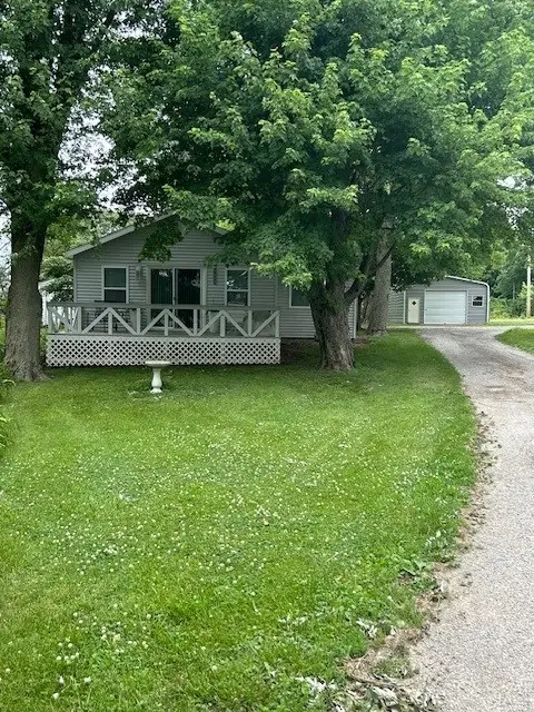 3221 E Lake Paradise Road, Mattoon, IL 61938