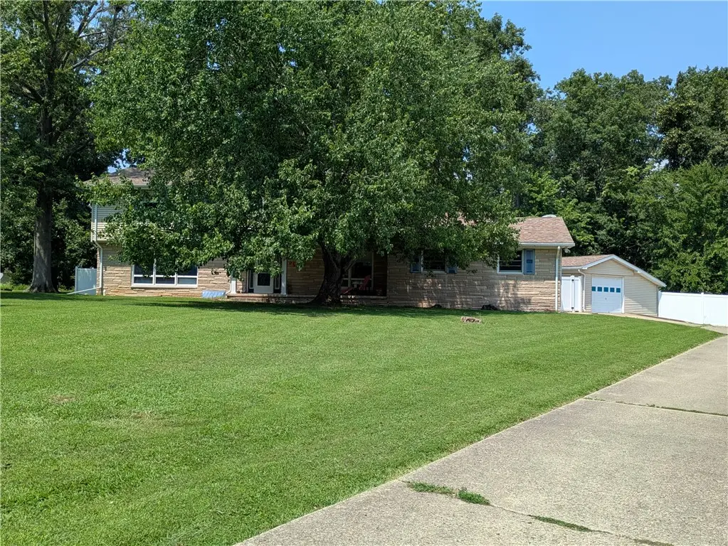 18 Woodmere Drive, Paris, IL 61944 - Image #1