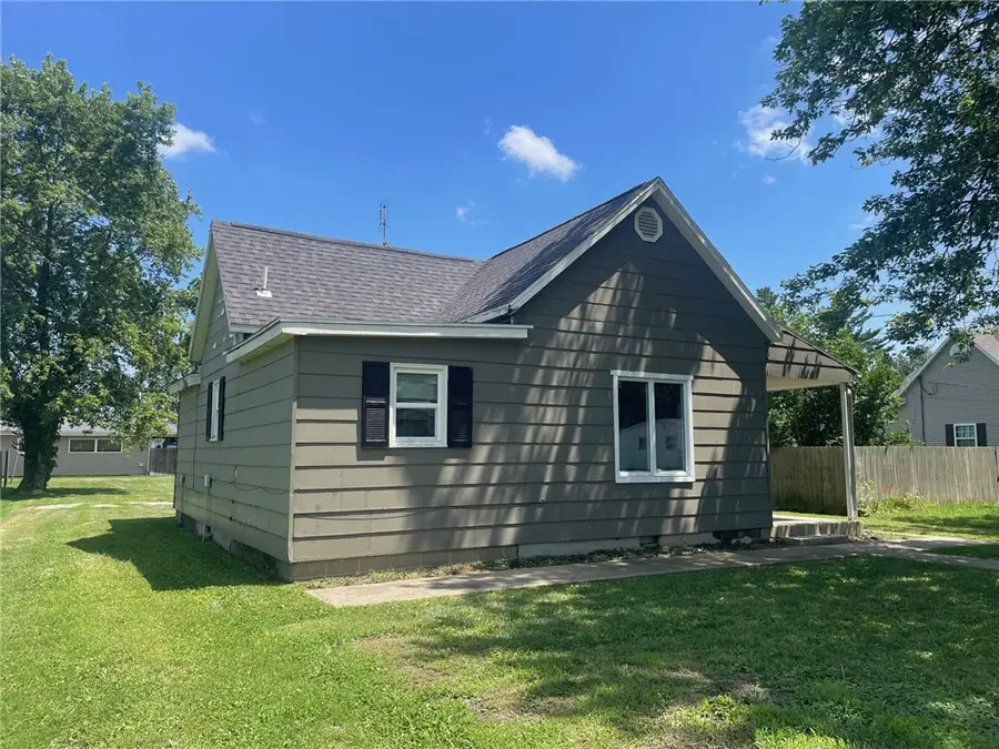 916 N Maple Street, Saint Elmo, IL 62458 - Image #2