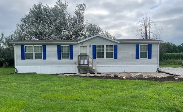 11586 E Clarksville Road, Marshall, IL 62441