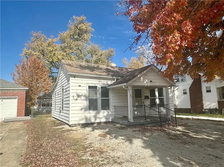 237 E Madison Street, Paris, IL 61944 - Image #2