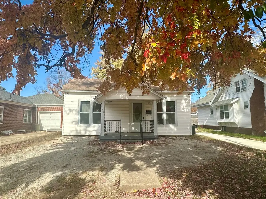 237 E Madison Street, Paris, IL 61944 - Image #3