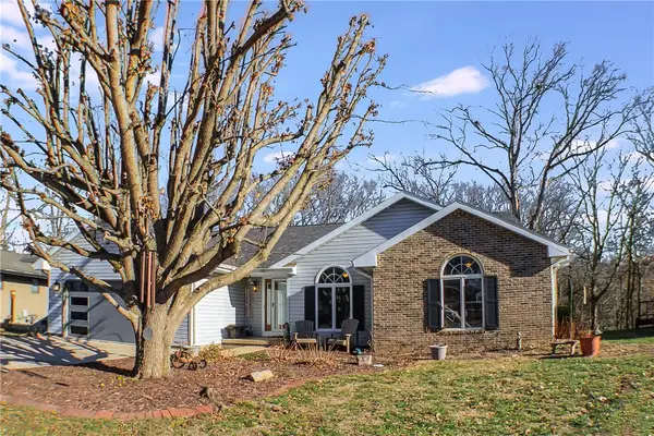 2327 Ellington Place, Charleston, IL 61920