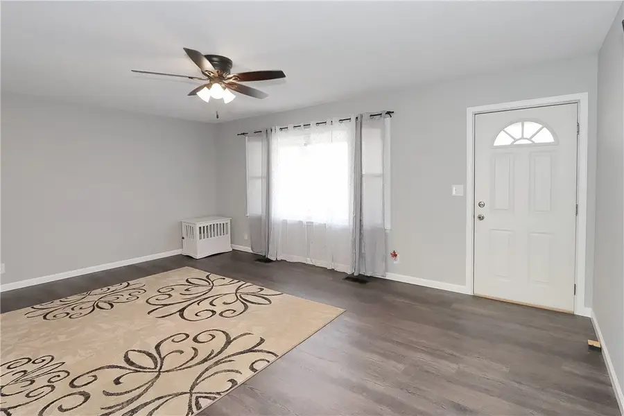 914 Westgate Drive, Charleston, IL 61920 - Image #3