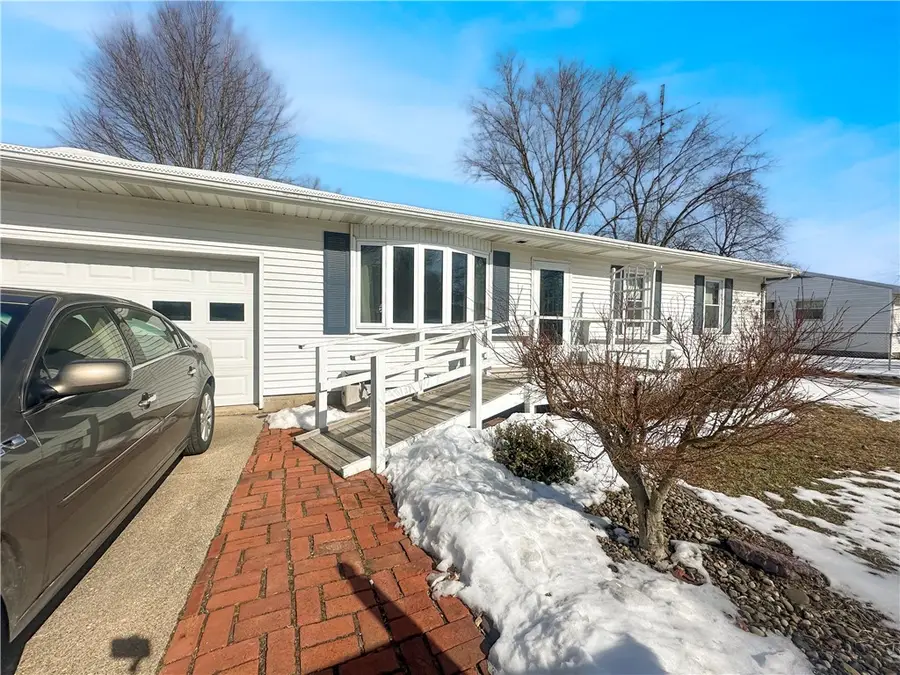 816 E Washington Street, Arthur, IL 61911 - Image #2