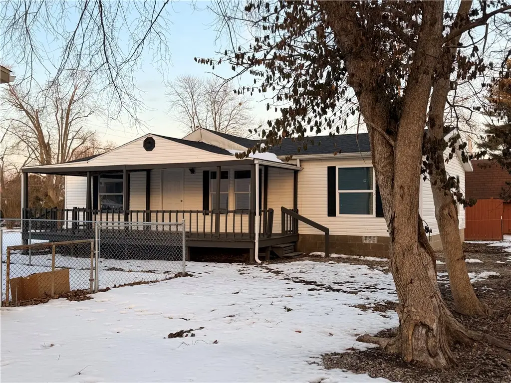 307 W Seventh Street, Saint Elmo, IL 62458 - #1
