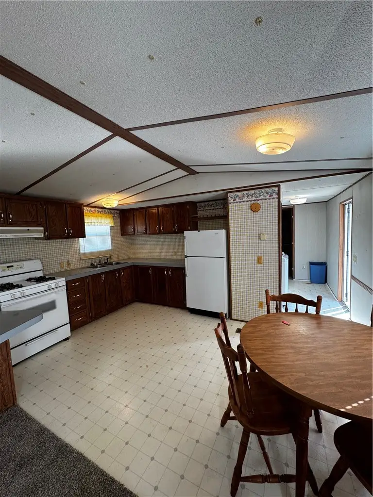 527 SW Washington Street, Clay City, IL 62824 - #3