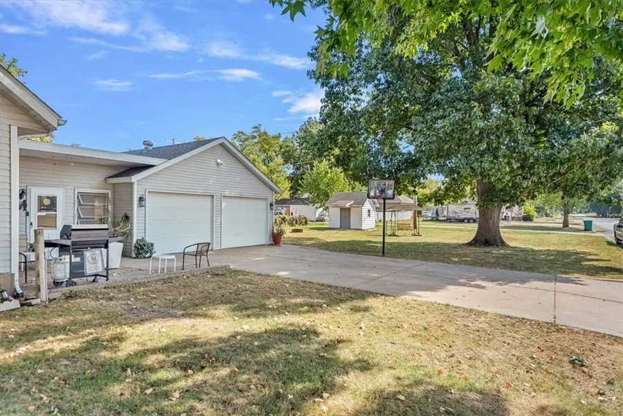 514 S Walnut Street, Pana, IL 62557 - #3