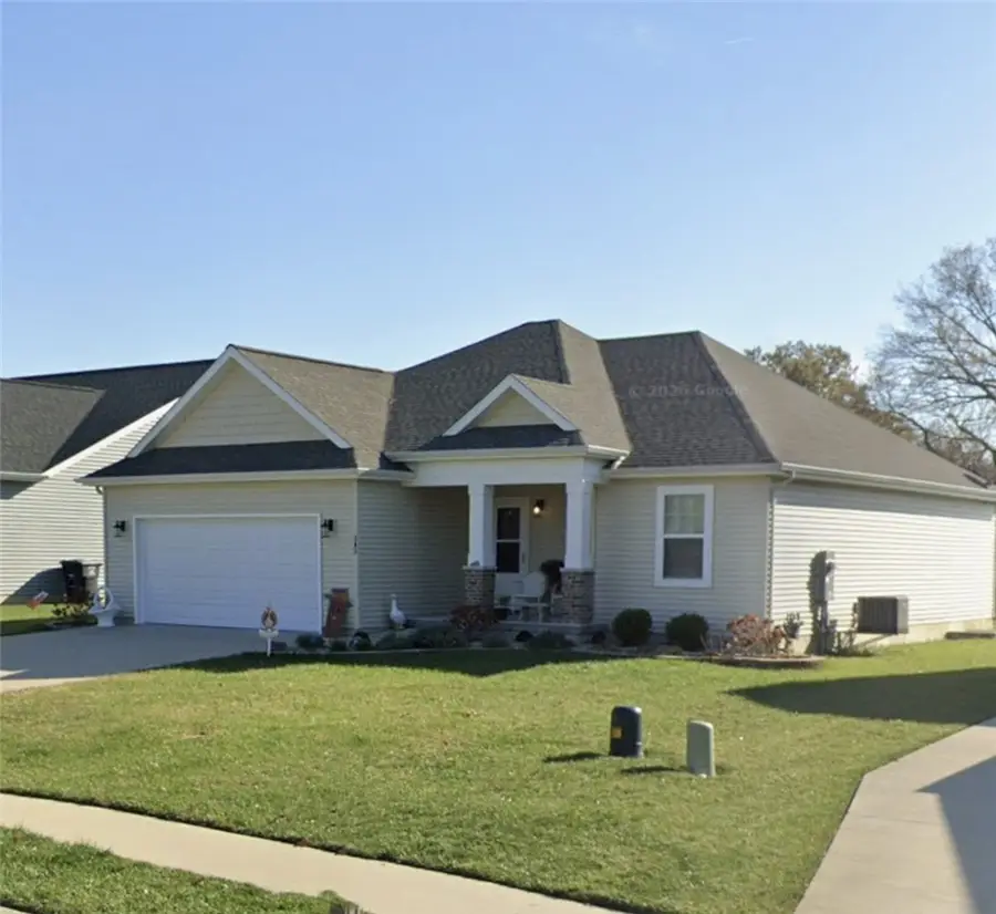 205 E Hendelmeyer Avenue, Effingham, IL 62401 - #2