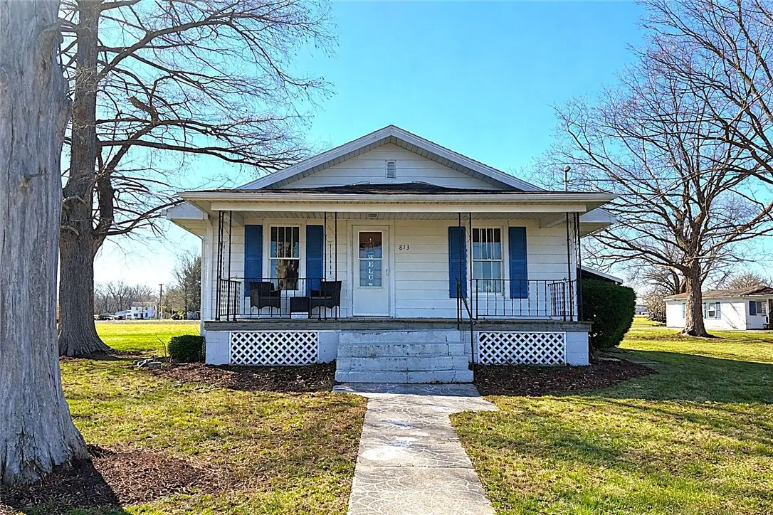 813 W Dewitt Street, Pana, IL 62557 - #1