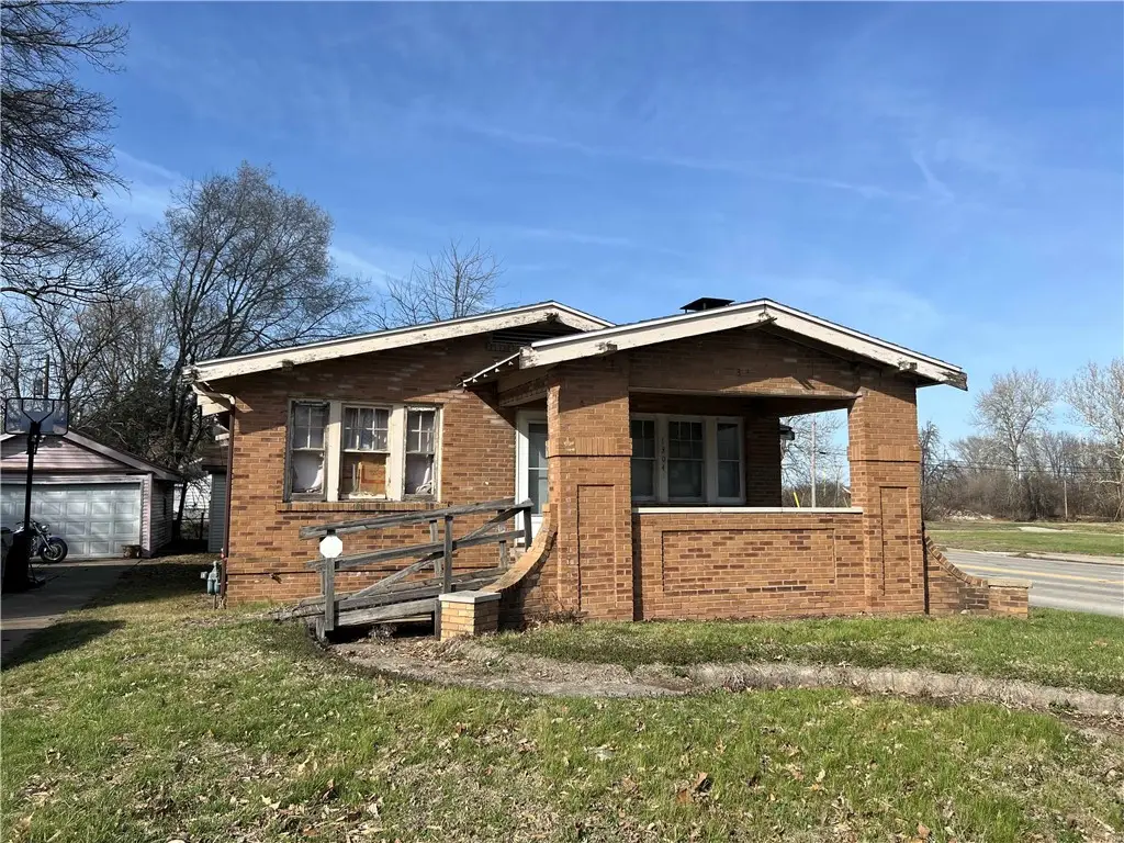 1304 W Riverview Avenue, Decatur, IL 62522 - #1