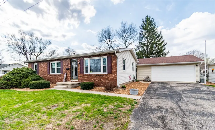 15 E Louis Street, Sullivan, IL 61951 - #2