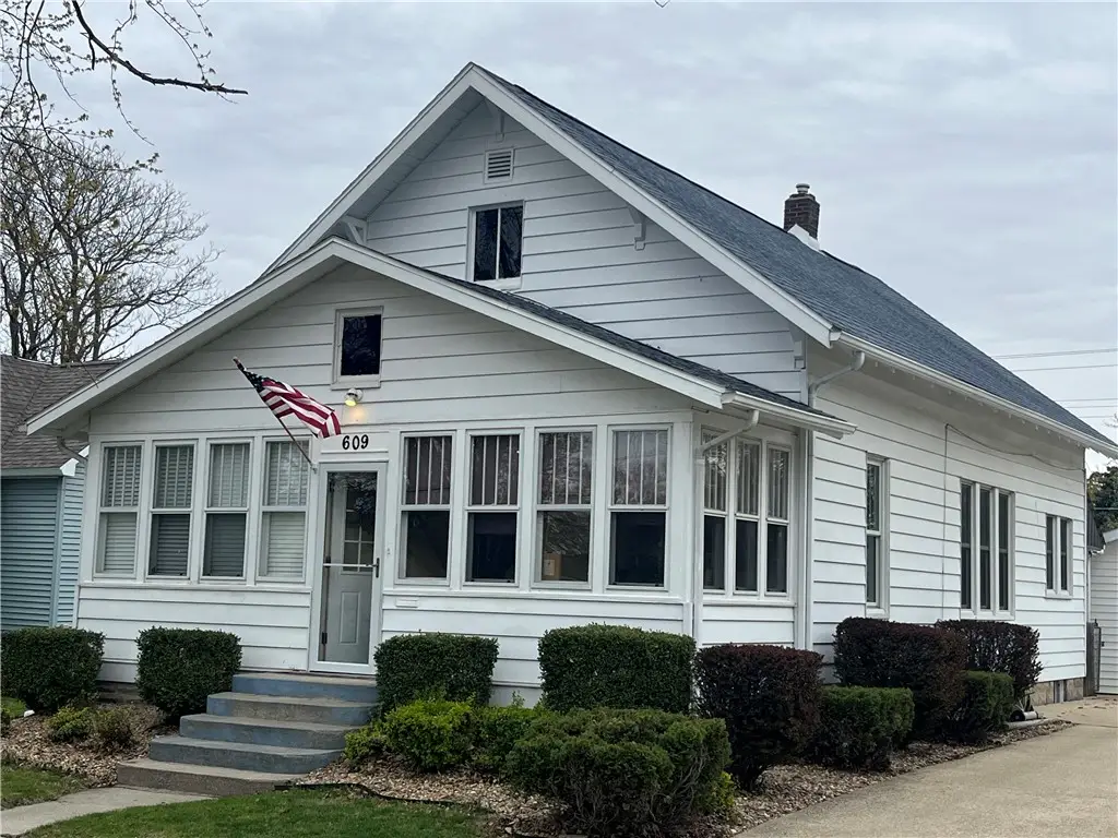 609 Wabash Avenue, Mattoon, IL 61938 - #1