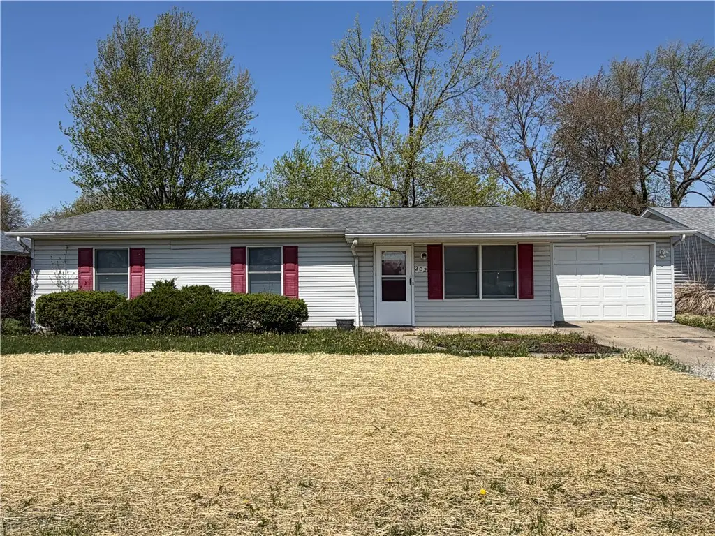 202 W Jaycee Avenue, Effingham, IL 62401 - #1