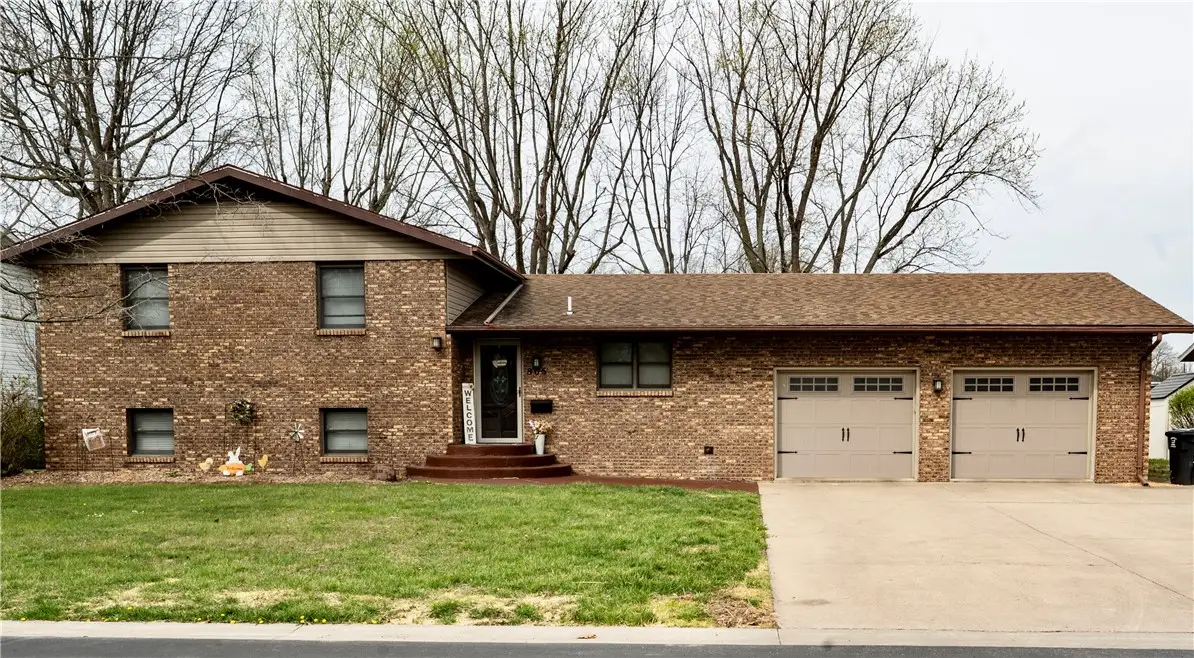 805 N Oakwood Street, Effingham, IL 62401 - #1