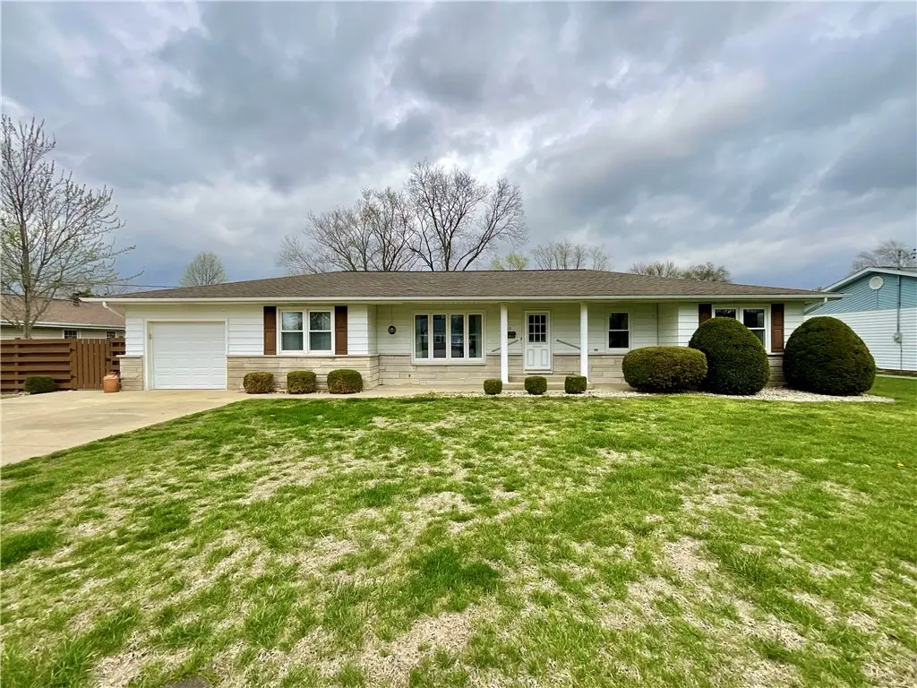 812 E Grove Place, Effingham, IL 62401 - #1