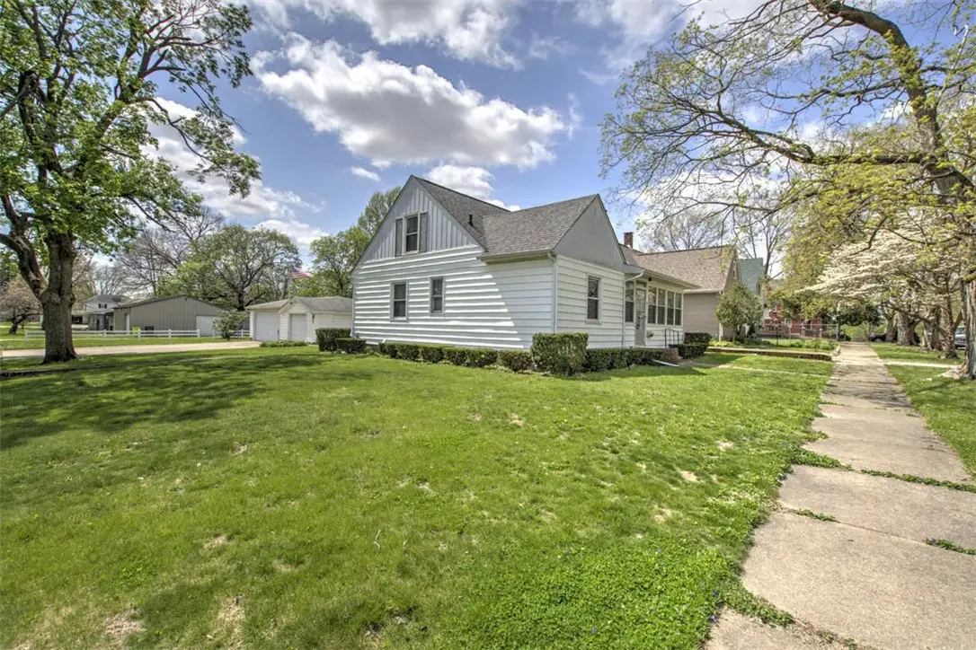 330 E Locust Street, Moweaqua, IL 62550 - #1