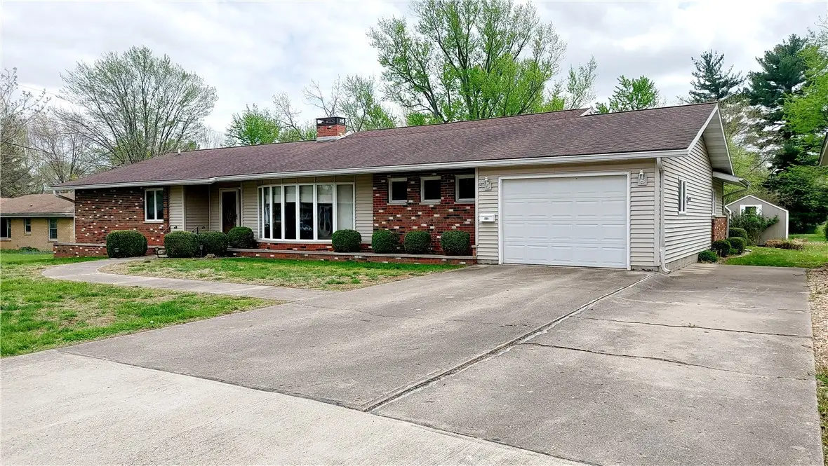 208 E Curtis Street, Newton, IL 62448 - #1
