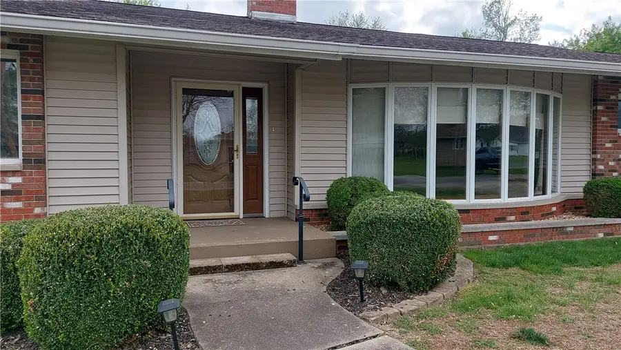 208 E Curtis Street, Newton, IL 62448 - #3