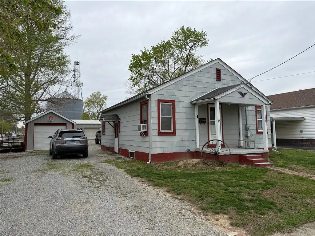 209 S Church Street, Newton, IL 62448 - #1
