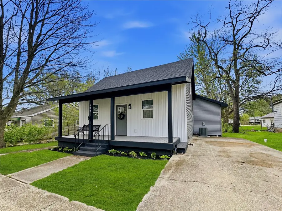 609 Marshall Avenue, Mattoon, IL 61938 - #2