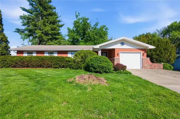 2115 University Drive, Charleston, IL 61920