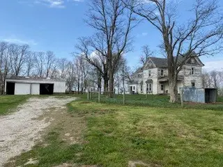 1464 900 East Road, Tower Hill, IL 62571