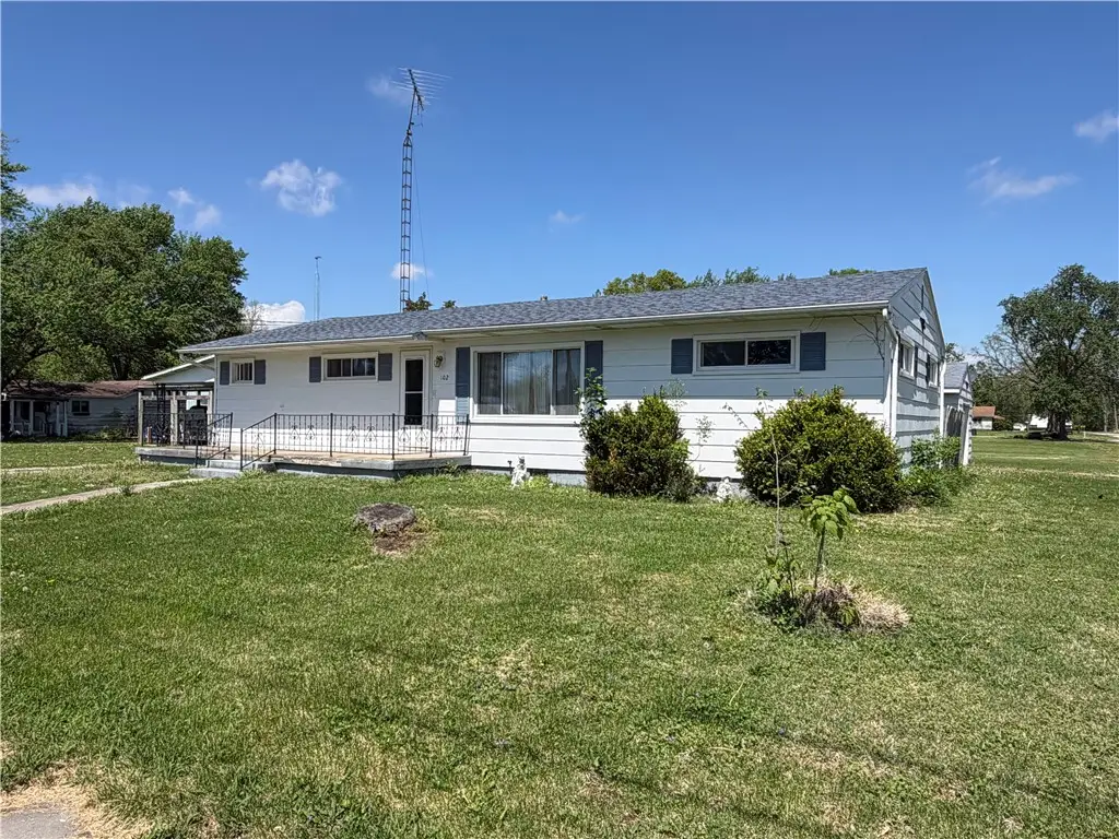 102 W Effingham Avenue, Patoka, IL 62875 - #1