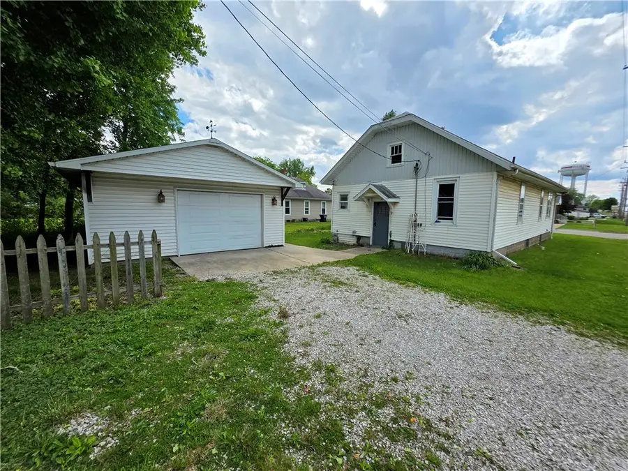 902 Wabash Avenue, Paris, IL 61944 - #2