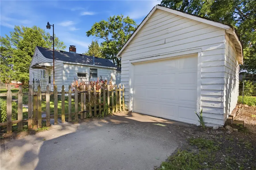 821 N 33rd Street, Mattoon, IL 61938 - #3