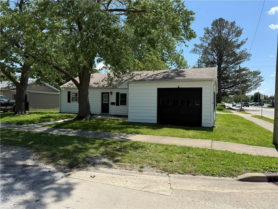 513 W Indiana Avenue, Effingham, IL 62401 - #3