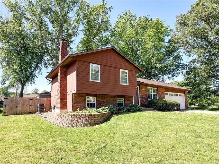 1011 Oakridge Drive, Effingham, IL 62401 - #2