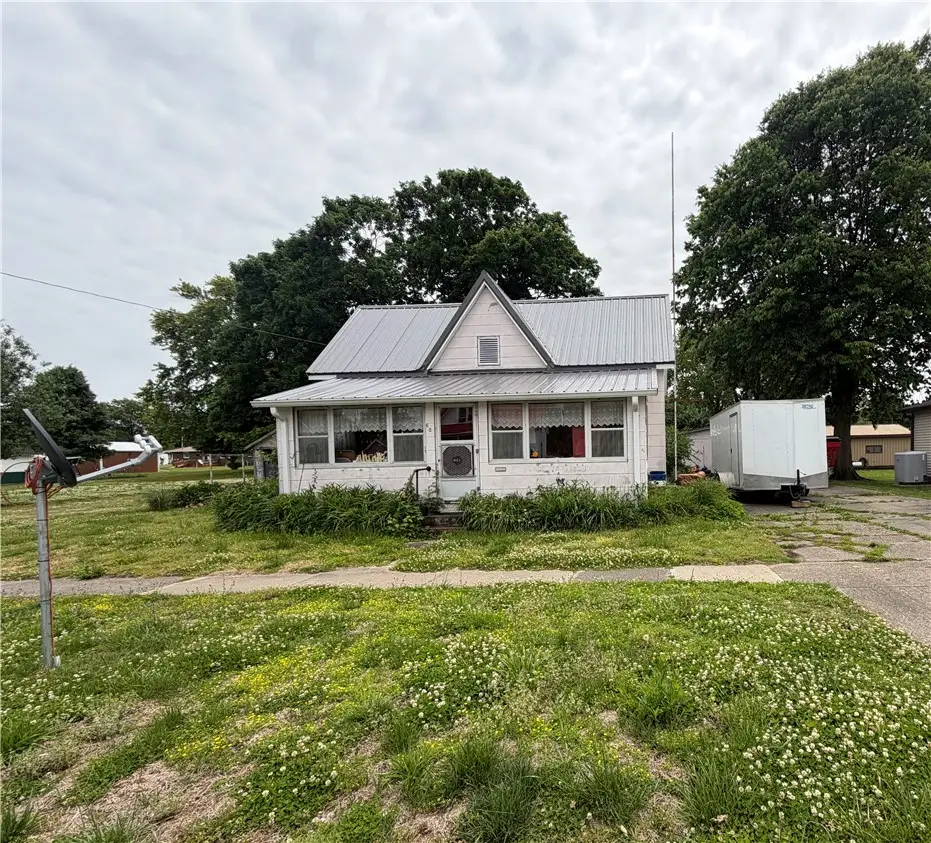 607 W Grand Prairie Street, Palestine, IL 62451 - #1